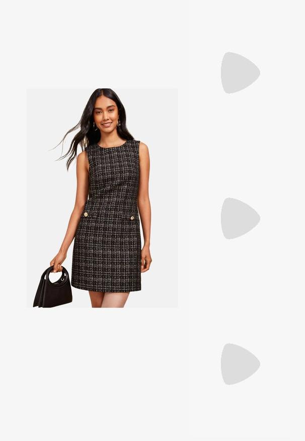 Friends Like These REGULAR FIT - Dienas kleita - black white; Melni ceļgala zābaki, izgatavoti no gludas ādas, ar masīlu papēdi un noapaļotu purngalu. Minimalistisks dizains bez redzamām detaļām vai rotājumiem.; Melni saulesbrilles ar gludu taisnstūra formu un zelta logo akcentu uz sāna. Tumši objektīvi un spīdīga apdare ir izceltas.; Melna ādas austā tote soma ar brīvu formu un plašu plecu siksnu. Aprīkota ar teksturētu, savītotu dizainu ar gludu apdari.