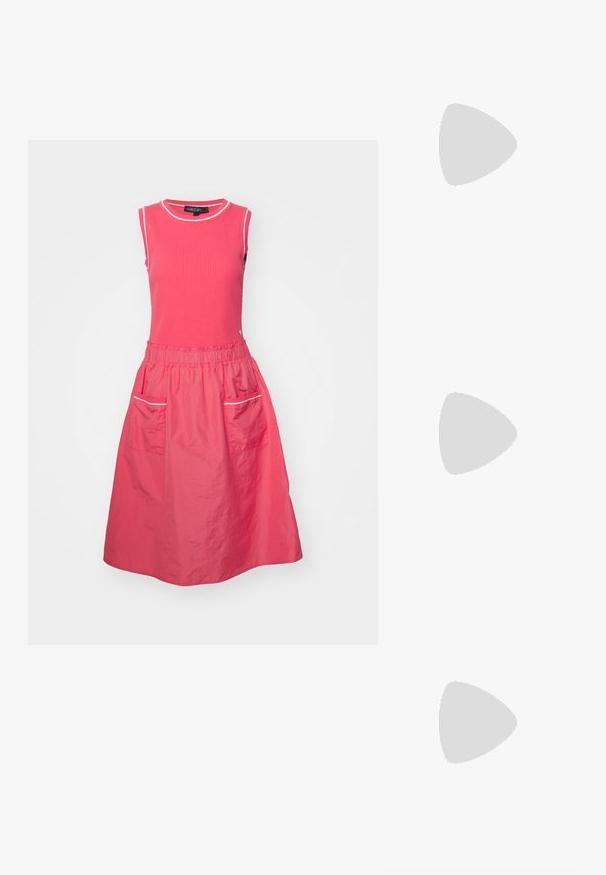 Vaaleanpunainen mekko, jossa on ribattu toppi ja levenevä hame. Ominaisuuksiin kuuluu kerätty vyötärö, kaksi etutaskua ja pipattu korostus.; Mustat nahkasaappaat, joissa on kärki, kapea korko ja kultasävyinen koriste etuosassa. Silkkinen pinta ja jämäkkä muotoilu.; Mustalla nahkalaukulla, jossa on jämäkkä muotoilu, lyhyt malli, yläkahva ja kultaiset yksityiskohdat. Säädettävä olkahihna sisältyy.; Hopeissa on tekstuuri, jossa on pystysuorat urat. Ympyrän muoto ja turvallinen lukko. Sileä pinta.