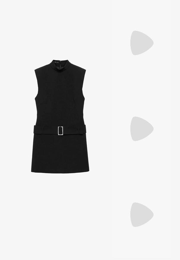 Mango Vestito casual - black; Stivali neri in pelle al ginocchio con punta quadrata, texture liscia e design minimale, abbinati a un lungo cappotto nero.; Borsa a tracolla beige lavorata a maglia con un design arricciato e forma arrotondata, caratterizzata da una finitura in tessuto testurizzato e un'apertura superiore morbida.; Orologio Casio al quarzo argento con quadrante rettangolare, display analogico e digitale, bracciale in acciaio inossidabile e caratteristiche di resistenza all'acqua.
