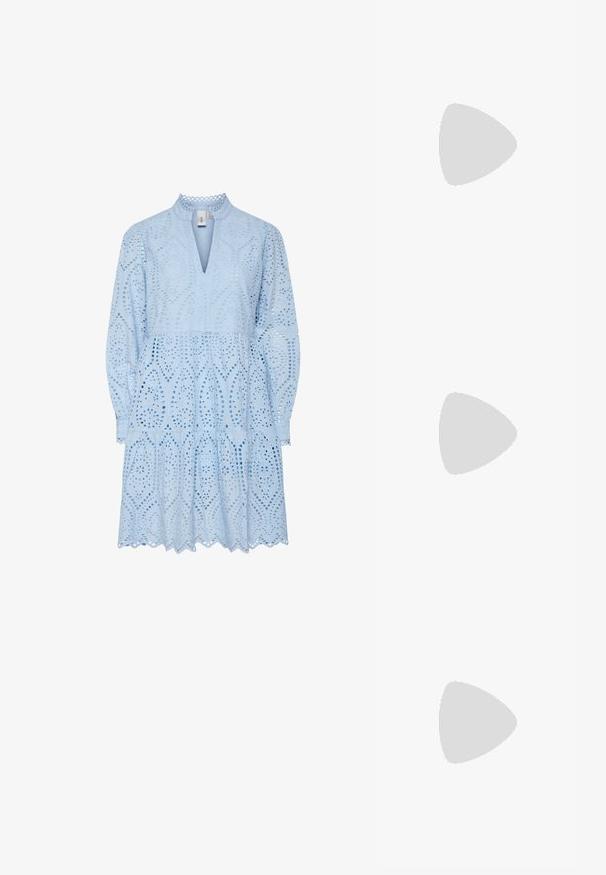 Svetlo modra obleka z zapletenimi našitki, izrezom v obliki izreza, dolgimi rokavi in večplastnim robom z valovitimi robovi.; Sandelice s prozornimi petami, ki imajo prozorne trakove, bež podplat in masiven prozoren blokasti pet. Elegantna in gladka zasnova z minimalističnim estetskim pristopom.; Sončna očala ovalne oblike, prozoren plastičen okvir, temno sivi leči in tanke prozorne roke z logotipnimi akcenti in minimalnimi detajli.; Michael Kors denarnica v bež lakiranem platnu z mišičnim vzorcem ponavljajočega se logotipa MK, z zlatim okovjem in snemljivo verižico.