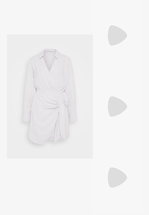 Vit omlottklänning med långa ärmar, krage och snodd detalj på sidan. Tillverkad av ett slätt tyg med en något draperad silhuett.; Ljusblå mocka slingbackklack, spetsig tå, justerbart ankelband med metallspänne, naturlig beige sula och låg klack.; S silvertexturerad läder crossbody-väska med kedjestropp; har en framträdande silver 'V'-logotyp och fransdetalj framtill.; Långa silverörhängen med en uppsättning av klara, slipade kristaller i kaskadformade strängar med varierande längder och former.