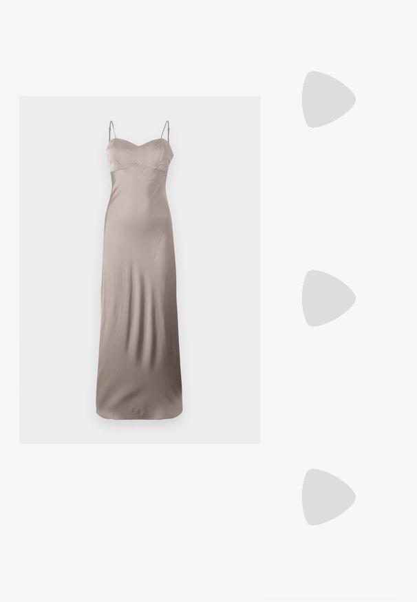 Abito in satin color taupe chiaro, con corsetto aderente e spalline sottili regolabili. Lunghezza alla caviglia con una texture liscia e lucente.; Sandali neri con tacco alto presentano sottili cinturini con design annodato, una punta quadrata liscia e un elegante tacco a spillo.; Borsa a mano metallica grigia chiara con tracolla a catena, impreziosita da piccoli chiodi metallici circolari e da un logo triangolare del marchio.; Orecchini a cerchio in argento con una finitura liscia e lucente. Forma arrotondata, design leggero, con chiusura a perno.