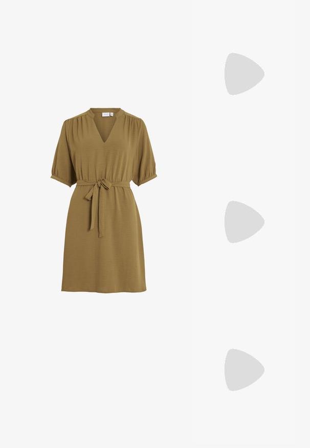 Olivno zelena obleka z V-izrezom, kratkimi napihnjenimi rokavi in pasom, ki se zaveže. Narejena iz mehkega, teksturiranega materiala z sproščenim krojem.; Črne lakirane slingback pete s koničastim nosom in geometrijsko blokasto peto. Imajo eleganten, minimalističen dizajn in gladko teksturo.; Rjavo želvovina očala z ovalnimi lečami, tankimi ročaji in prosojnimi detajli. Imajo subtilen logo na templetu. Eleganten, lahek dizajn.; Rjava usnjena torba z nabranim vrhom in verižnim trakom. Gladka tekstura z sijajno površino in subtilnimi šivi na straneh.