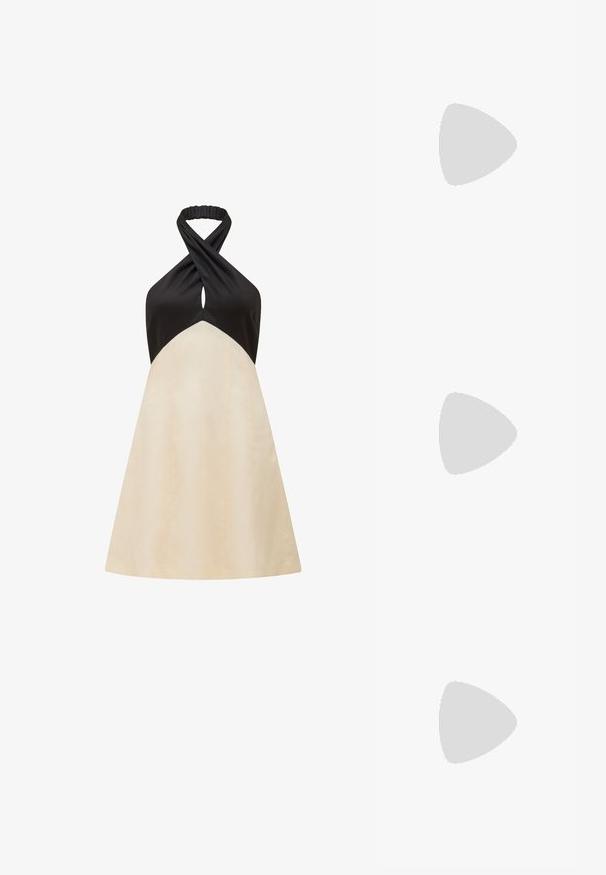Halterneck-Kleid mit schwarzem Oberteil und cremefarbenem A-Linie-Rock, das ein Drehdessign am Ausschnitt und eine glatte Textur aufweist.; Goldene Sandalen mit Absatz und geknoteter Vorderseite,„plissierter“ Textur und Knöchelriemen. Der Blockabsatz hat ein gerippte Design, das den Halt verbessert.; Schwarze gesteppte Handtasche mit einem goldenen Kettenriemen, die einen auffälligen goldenen Verschluss und ein kleines Etikett aufweist, das eine strukturierte Lederoberfläche zeigt.; Goldfarbene rechteckige Armbanduhr mit Zifferblatt in Weiß, silbernen Stundenmarkierungen und einem strapazierfähigen Metallarmband. Wasserfest.