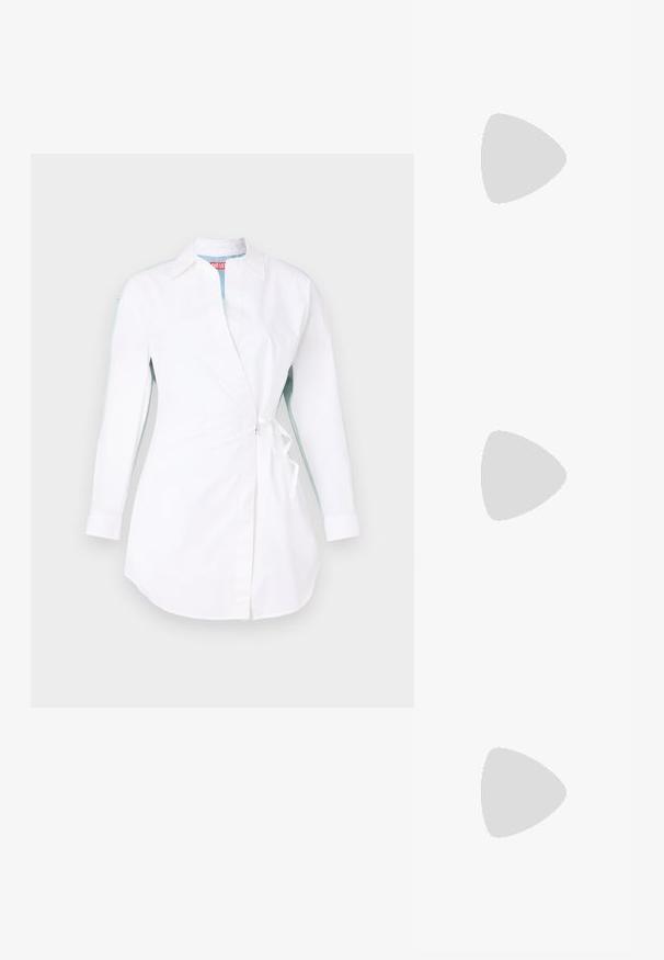 Camicia bianca a maniche lunghe con design avvolgente, caratterizzata da un colletto, lacci laterali e accenti blu a contrasto sulle maniche. Tessuto liscio e leggero.; Scarpa slingback nera con punta affilata e tacco basso, realizzata in pelle liscia e con un design a taglio laterale per favorire la traspirabilità.; Borsa a tracolla in pelle nera con una texture morbida, forma triangolare e tracolla regolabile, abbinata a una camicia a righe blu chiaro e pantaloni bianchi.; Bracciale color oro con anelli allungati intrecciati, caratterizzato da una superficie liscia e lucida. Ogni anello ha una forma ovale distintiva.