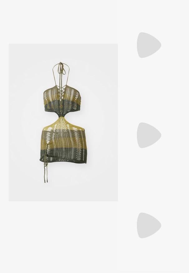 Pleteni crop top u maslinastoj zelenoj i žute boje, s V-izrezom, otvorenim leđima i pletenim vezicama. Napravljen od lagane pređe s teksturiranim dizajnom.; Crne lakirane kožne mokasine s niskim blok petom, s istaknutom zlatnom kopčom i teksturiranim, utisnjenim potplatom.; Crne pravokutne sunčane naočale s tamnim lećama. Debeli plastični okvir, glatke teksture i zaobljenih rubova. Moderne oštrice se protežu prema van.; Michael Kors novčanik na zapešću u bež premazanoj tkanini s ponavljajućim uzorkom MK loga, zlatnim hardverom i odvojivim lancem za nošenje.