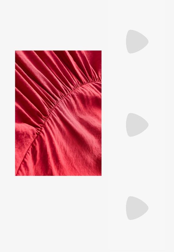 Rode stof met een geplooide textuur die door het midden loopt, met een zachte, gladde materiaal en een subtiele glans.; Zwarte gepolijste leren slingback schoenen met een puntige neus, enkelbandjes met zilveren gespen en hardware, en een slanke hak.; Gouden metallic handtas met een gestructureerd ontwerp, gladde textuur en verstelbare schouderband. Kenmerkt zich door een unieke driehoekige vorm en minimalistische stiksels.; Gouden oorbellen met een getextureerd, golvend ontwerp. Bevat sculpturale clip-on studs en een open ringontwerp met een gehamerd oppervlak.