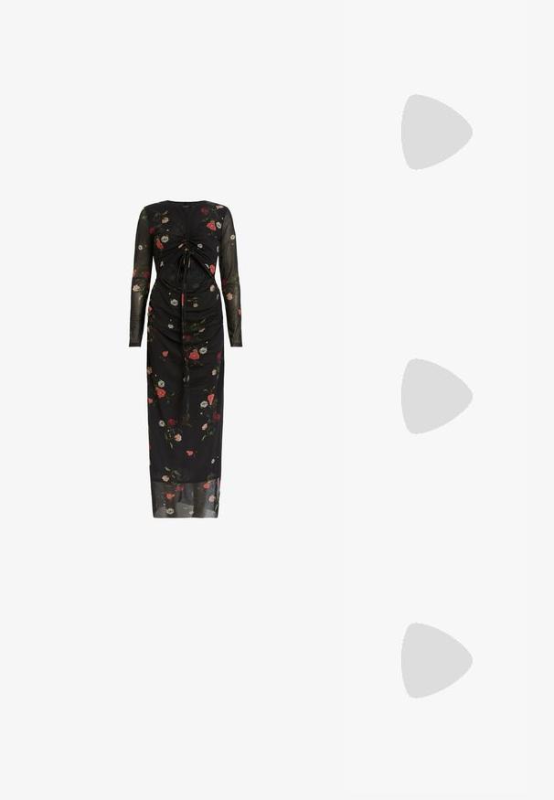 Abito nero floreale realizzato in tessuto trasparente, con maniche lunghe, design arricciato e motivi di fiori multicolori.; Mule con tacco lilla con parte superiore in plastica trasparente e tacco a blocco trasparente. Texture liscia, design a punta aperta, forma minimalista.; Borsa a mano argentata con manico curvo, corpo rettangolare, e coperta di gemme riflettenti, con una tasca a soffietto sul fronte.; Orecchino a cerchio in argento con finitura lucida, caratterizzato da piccoli dettagli in oro e una forma tondeggiante, indossato sul lobo.