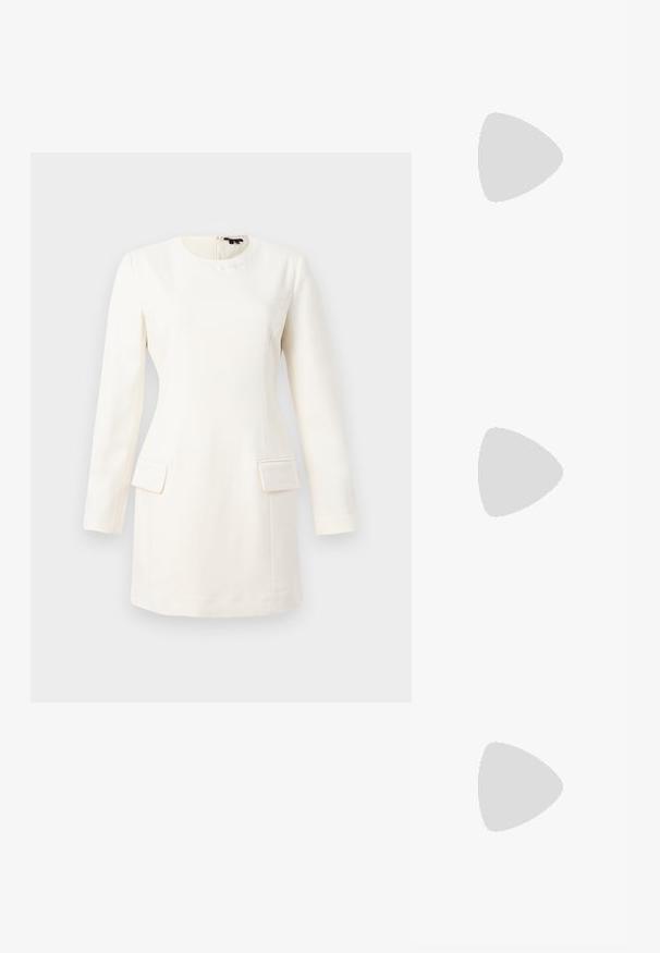 Fehér, hosszú ujjú ruha kerek nyakkivágással, testhezálló szilhuettel, két elülső zsebbe és egy diszkrét, dombornyomott logóval a nyak közelében. Sima szövettextúra.; Fekete lakk slingback sarok, hegyes orral, texturált kígyómintával, állítható pánttal és rövid, texturált tömbsarkal.; Fekete bőr keresztbody táska két elülső zsebbel, arany csattokkal, cipzáras záródással és vékony pánttal. Textúrált felület és kompakt téglalap alak.; Aranyszínű fémből készült karika fülbevalók ívelt, hosszúkás formával. Simaságával és fényes felületével, valamint lekerekített végével további részletekkel bővül.