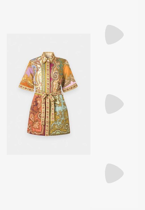 Abito camicia a maniche corte con cintura, caratterizzato da vivaci motivi paisley e floreali in tonalità arancione, viola, verde acqua e oro.; Slingback con tacco in vernice nera con punta affusolata, caratterizzato da una stampa a serpente testurizzata, cinturino regolabile e un tacco corto e testurizzato.; Borsa a tracolla nera in pelle con due tasche frontali, fibbie dorate, chiusura con zip e una tracolla sottile. Superficie texturizzata e forma rettangolare compatta.; Orecchini a cerchio in metallo color oro con forma curva ed allungata. Presentano una superficie liscia e lucida e una punta arrotondata per un tocco di dettaglio in più.