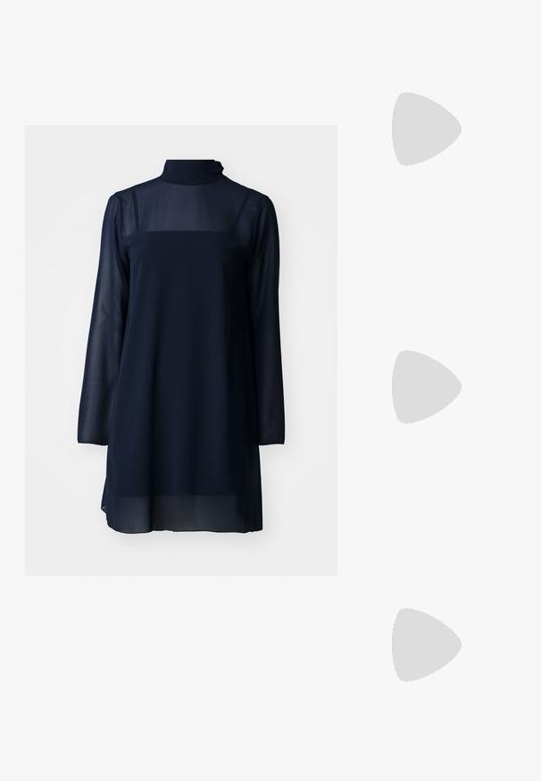 Tums zila garām piedurknēm kleita ar augstu apkakli, izgatavota no caurspīdīga materiāla, ar cietu augšdaļu un plūstošu apakšdaļu.; Apspīlēta augstpapēžu kurpe ar zeltītu, sudrabi un neitrālu krāsu kombināciju. Spīguļojoša virsma ar izgriezuma dizainu, aprīkota ar stiletto papēdi.; Sudraba metāliska poga somiņa ar mīkstu, noapaļotu formu un mezgla augšējo aizdari. Izgatavota no gludas mākslīgās ādas materiāla.; Sudraba gredzenveida auskari ar savītu dizainu, kas ir ar pulētu apdari un ar aizmugurēju fiksāciju. Izmērs ir aptuveni 3 cm diametrā.