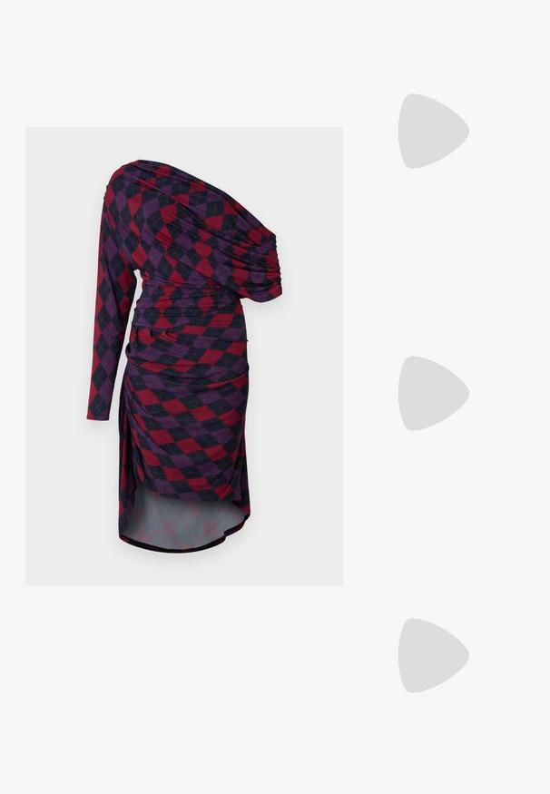 Rochie asimetrică cu un mânecă lungă, având un model în carouri roșii și bleumarin închis, detalii drapate și o siluetă înfășurată.; Pantofii slingback din piele neagră, cu vârful ascuțit, curele decorative cu ochiuri din metal și toc bloc mic. Suprafață texturată.; Geantă de umăr din piele neagră, cu un design structurat, curea din lanț argintiu și un logo metallic proeminent pe față. Textură netedă.; Vivienne Westwood MINI BAS RELIEF EARRINGS - Cercei - gold-coloured