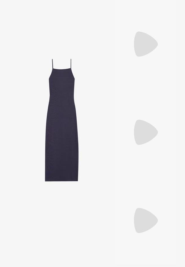 Navy ärmelloses Kleid mit schmalen Spaghetti-Trägern, aus geripptem Stoff, mit taillierter Silhouette und Midi-Länge.; Schwarze patentierte Sandalen mit Absatz, quadratischer Spitze, Knöchelriemen und silbernen Schnallen. Mit einem stabilen Blockabsatz für mehr Stabilität.; Rechteckige, klare Brillengläser mit einem dünnen, silbernen Metallrahmen und schwarzen Acetat-Enden. Verfügt über minimale Beschläge für ein schlankes Design.; Schwarze Lederhandtasche mit geschwungener Form, abnehmbarem Tragegurt und goldenen Beschlägen. Die Tasche verfügt über einen Deckel mit einer Schnallen-Details.