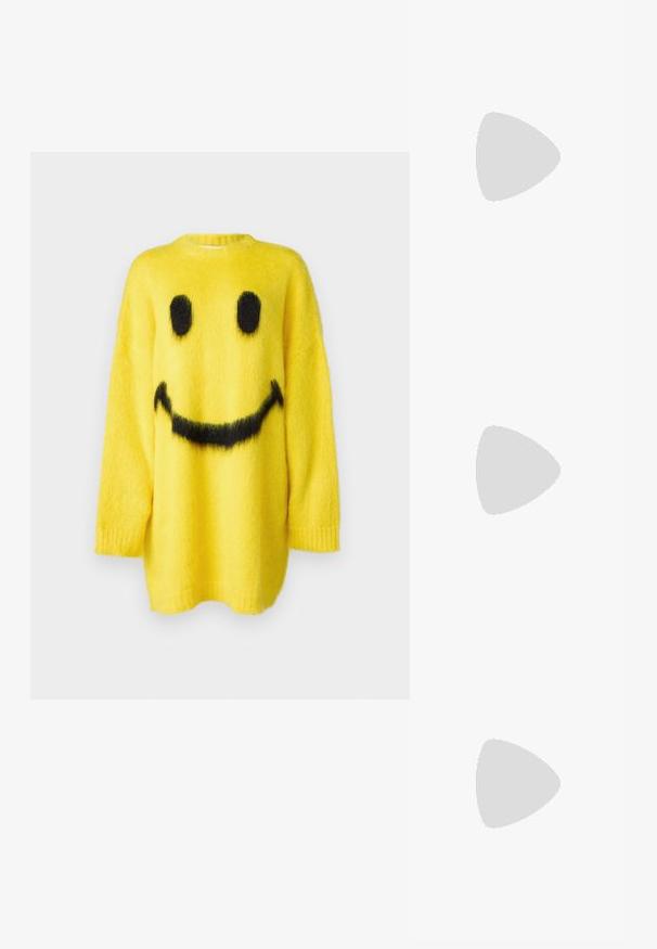 Maglione giallo lavorato a maglia realizzato in tessuto morbido, caratterizzato da un design con un sorriso nero, occhi grandi e un ampio sorriso.; Top lungo a maniche lunghe lavorato a maglia rossa, caratterizzato da un motivo a diamante, dettagli neri, scollatura a girocollo e un laccio anteriore con fiocchi.; Stivale argento al ginocchio con texture increspata, punta affilata e tacco basso. Realizzato in materiale lucido con una superficie riflettente.; Borsa a mano in pelle verniciata rosa con forma rettangolare, tracolla a catena removibile e dettaglio in hardware argentato sul davanti.