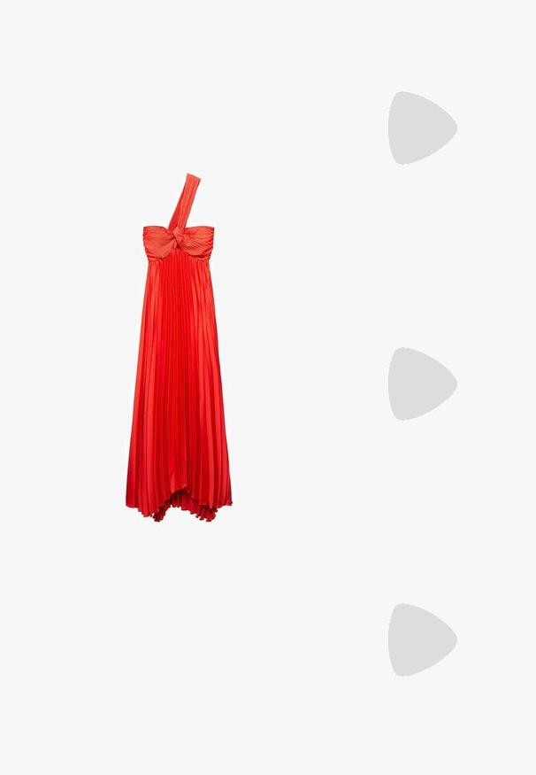 Abito maxi plissettato rosso con design a spalla unica e dettaglio del busto annodato, caratterizzato da un orlo fluente e una texture morbida.; Top corpetto senza spalline di colore rosso, realizzato in materiale a coste. Presenta una forma strutturata con bordi dritti. Texture liscia, senza motivi visibili.; Ballerine in pelle nera, punta affusolata, design minimalista, texture liscia, tacco basso, senza hardware o decorazioni visibili.; Occhiali neri rettangolari con lenti trasparenti, caratterizzati da bordi arrotondati e dettagli laterali, con una finitura lucida sulla montatura e sulle astine.