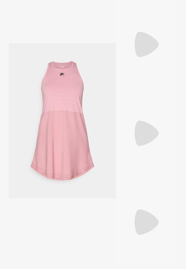 Rozā bezmugurkaula kleita ar noapaļotu apakšmalu, kas iekļauj teksturētu augšdaļu, vienkrāsainu apakšdaļu un FILA logo uz krūtīm.; Melna lakota āda ar atvērto papēdi, ar smailu purngalu un ģeometrisku blokpapēdi. Iezīmējas elegants, minimāls dizains un gluda tekstūra.; Melnas ādas rokassoma ar izliekta formu, noņemamu siksnu un zelta aksesuāriem. Somai ir vāciņš ar sprādzes detaļu.; Zelta krāsas auskari ar teksturētām, viļņotām formām. Iekļauts skulpturāls piespraužams modelis un atvērta gredzenveida konstrukcija ar izsistām virsmām.