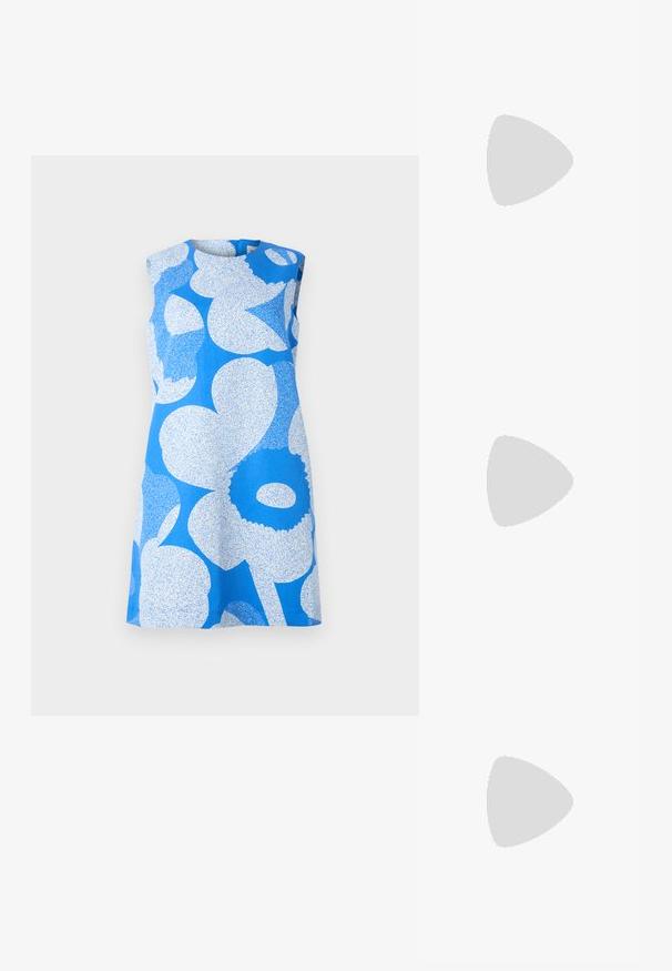 Marimekko SOPIVA UNIKKO - Rochie de zi - blue\white; Sandale negre cu toc înalt au curele subțiri cu un design legat, un vârf pătrat neted și un toc stiletto elegant.; Geantă metalică gri deschis, cu un strap din lanț, decorată cu mici ținte circulare metalice și un logo de marcă triangular.; Cercei rotunzi din argint cu un finisaj neted și strălucitor. Design ușor, având o formă rotundă și închidere cu tijă.