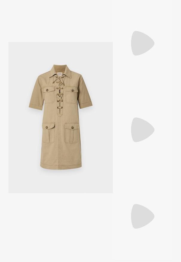 Ljusbrun kortärmad klänning med nedknäppt krage, snörning framtill och två övre och nedre fickor. Bomulls tygkvalitet.; Vit kortärmad t-shirt i ribbat tyg. Rund halsringning, normal passform och diskreta sömdetaljer. Inga mönster eller tryck.; Svart läderballerinaskor med rund tå, slät yta, minimala söm detaljer och en flexibel sula.; Brun läderhandväska med klaffstängning, guldfärgad hårdvara, axelrem och en slät yta. Kompakt rektangulär form.