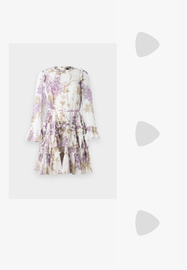 Needle & Thread WISTERIA liliowy; Białe melanżowe mule z ostro zakończonym noskiem, o smukłym średnim obcasie i wsuwanej konstrukcji na jednolitym tle.; Beżowa skórzana torebka o gładkiej fakturze, prostokątnym kształcie i złotym, owalnym zapięciu. Posiada długi, regulowany pasek.; Para nieregularnych, owalnych kolczyków ze złotego metalu o teksturowanej, lekko młotkowanej powierzchni na białym tle.