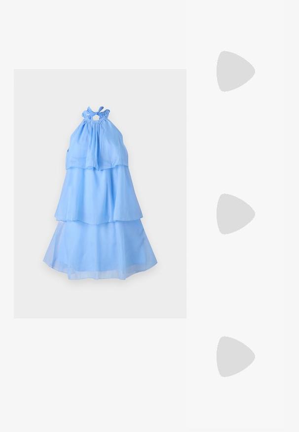Lichtblauwe halterjurk met drie gelaagde tiers, zachte stof met een vloeiende textuur en een geraffineerde halslijn met een strikdetail.; Puntige hoge hak schoenen met een zilver, goud en nude kleurenschema. Glanzende afwerking met uitsnijdingen en een stiletto hak.; Zilveren metalen pouch bag met een zachte, afgeronde vorm en een geknoopte sluiting aan de bovenkant. Gemaakt van soepel faux leren materiaal.; Zilveren creolen met een gedraaide ontwerp, voorzien van een gepolijste afwerking en een post-back sluiting. Meet ongeveer 3 cm in diameter.