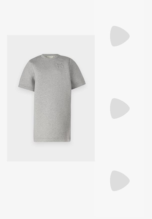 Marimekko PAALU UNIKKO PLACEMENT - Kjole - grey melange; Sorte patentlær slingback-sko med spiss tå, ankelremmer med sølvspenner og detaljer, og en slank hæl.; Sølv metal hjerteformet håndveske med doble håndtak, kjedehank og jevn tekstur. Har metallhardware og sømmede kanter.; Sett med 16 sølvarmbånd med ulike teksturer, inkludert glatte, vridde og perlede mønstre, ordnet i fire rader på en hvit bakgrunn.
