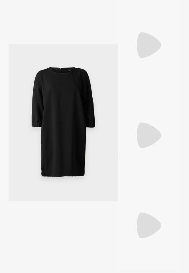 Zwarte jurk met een ronde halslijn, driekwart mouwen en elastische manchetten. Gemaakt van gladde stof met een relaxte pasvorm. Heeft zijzakken.; Zwarte leren hoge hak schoen met een spitse neus en een ronde, bolle hak. Gladde textuur met een elegant, minimalistisch ontwerp.; Bruine leren handtas met een gestructureerde vorm, voorzien van een enkele handgreep aan de bovenkant en een afneembare schouderband. Goudkleurige hardware details.; Gouden oorbellen met onregelmatige texturen, versierd met groene edelstenen en witte parels, bevestigd met clip-on sluitingen.