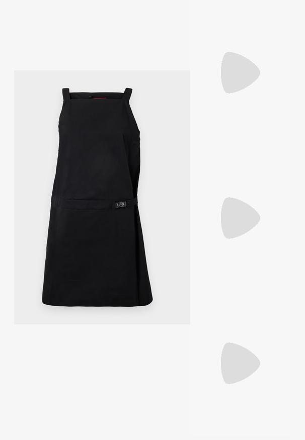Svart förkläde med fyrkantig halsringning, justerbara axelremmar och midjeband. Har en LPS-logotyp som accent på framsidan. Slät, hållbar tyg.; Vita lädersneakers, låg design, med en slät yta, rund tå, snörning fram och en liten broderad logotyp på sidan.; Svart läder halv månformad väska med en guldfärgad detalj och dragkedja. Bärs över kroppen över en grå tröja.; Orrhängen i guldton med en knutdesign. Varje örhänge har en cirkulär klar baksida för säker användning.