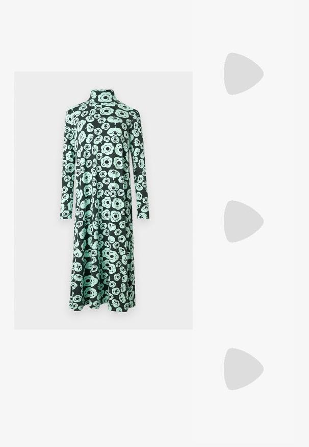 Šaty s dlhým rukávom a vysokým golierom, s rozšíreným lemom, čierne s abstraktným kvetinovým vzorom vo svetlo tyrkysovej farbe.; Čierne lakované kožené slingback topánky s špicatou špičkou, remienkami okolo členku s striebornými prackami a hardvérom, a štíhlým podpätkom.; Zlatá metalická kabelka so štruktúrovaným dizajnom, hladkou textúrou a nastaviteľným popruhom. Obsahuje jedinečný trojuholníkový tvar a minimalistické šitie.; Náušnice v zlatej farbe s textúrovanými, vlnitými tvarmi. Obsahujú sochárske klipsové náušnice a otvorený tvar krúžku s kladivkovým povrchom.