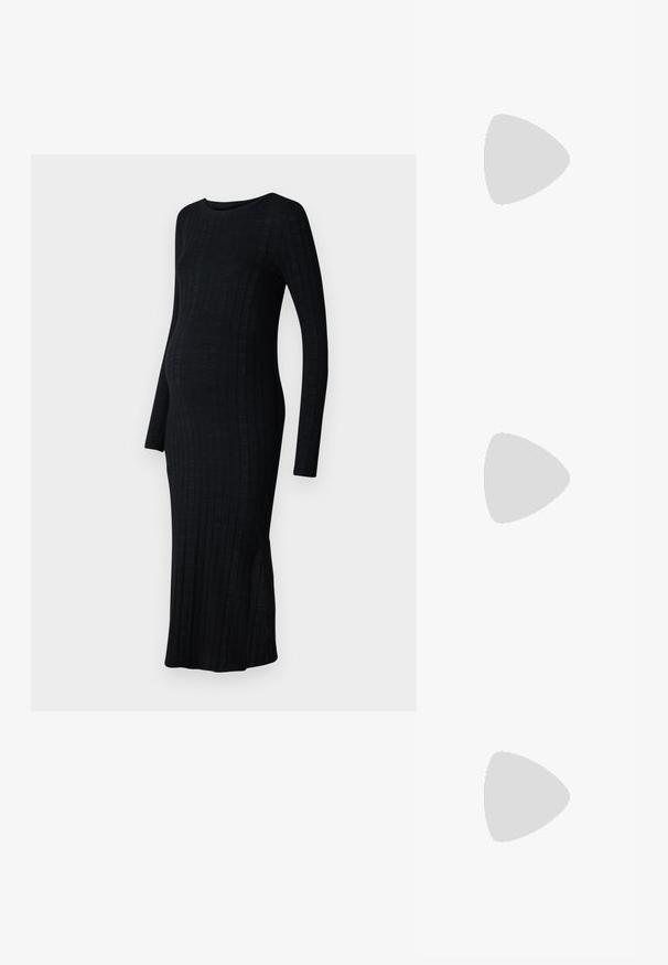 Μαύρο ριμπ φόρεμα εγκυμοσύνης με μακριά μανίκια, στρογγυλή λαιμόκοψη και πλαϊνές σχισμές για εύκολη κίνηση. Φτιαγμένο από ελαφρύ, ελαστικό ύφασμα.; Μαύρο παπούτσι slingback με αιχμηρή μύτη και χαμηλό τακούνι, κατασκευασμένο από λείο δέρμα με σχέδιο κοπής στη πλευρά για αερισμό.; Λευκή δερμάτινη τσάντα χειρός με καμπυλωτό σχήμα, διαθέτει ανάγλυφο λογότυπο "CK" μπροστά και μία ενιαία λαβή ώμου. Κλείσιμο με φερμουάρ στην κορυφή.; Τρία μεταλλικά δαχτυλίδια: ένα ροζ χρυσό, ένα χρυσό με υφές και ένα ασημένιο, όλα με εγχαραγμένο λογότυπο στην εσωτερική πλευρά.