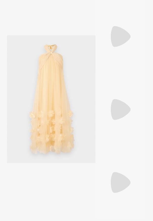 Maxi obleka iz prosojnega, svetlo rumenega blaga, z vezanim ovratnikom za halter in cvetličnimi aplikacijami na robu, kar ustvarja lepo obliko.; Črne lakaste slingback pete s koničastim nosom, ki imajo teksturiran vzorec kačje kože, nastavljiv trak in kratek teksturiran blok peto.; Črna usnjena torbica čez ramo z dvema sprednjima žepoma, zlatimi zaponkami, zadrgo in ozkim pasom. Tekstura površine je strukturirana, obliko pa ima kompaktno pravokotno.; Zlato-tonirani kovinski uhani v obliki obroča s krivuljo in podolgovato obliko. Imajo gladko, sijočo površino in zaobljen vrh za dodaten detajl.