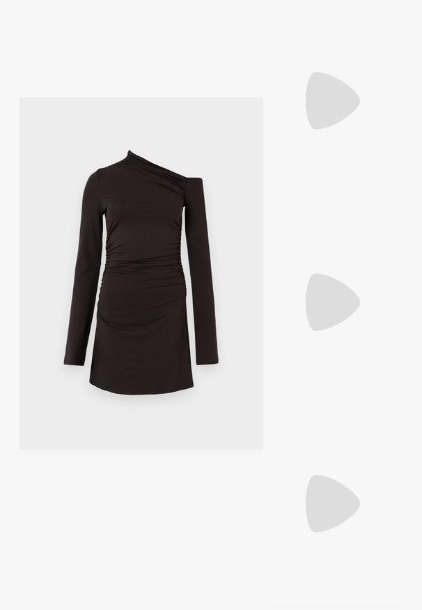 Črna dolga obleka s dolgimi rokavi in obliko enega ramena, z nabrano stranjo in prilagojenim silhueto. Narejena iz mehkega, raztegljivega materiala.; Zlati, kovinski slingback čeveljci z ostrim nosom in masivnim peto. Gladka tekstura, minimalistična zasnova in ozka zanka.; Črna usnjena torbica s ukrivljeno obliko, z odstranljivo naramnico in zlatimi dodatki. Torbica ima pokrov s podrobnostmi v obliki zaponke.; Zlate uhane v obliki obročkov z gladko, sijočo površino. Krožna zasnova s majhnim nosilcem in prozornim podplatom za varno nošenje.