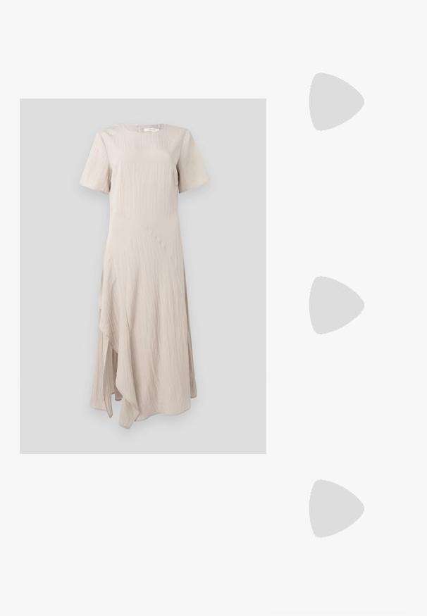 Beige, knelang kjole laget av teksturert stoff med korte ermer og asymmetrisk hem. Rund halslinning med glidelås bak.; Sorte patentlær slingback-sko med spiss tå, ankelremmer med sølvspenner og detaljer, og en slank hæl.; Gullfarget metallisk håndveske med en strukturert design, glatt tekstur og justerbar stropp. Har en unik trekantet form og minimalistisk søm.; Gullfargede øredobber med teksturerte, bølgete former. Inkluderer skulpturelle klipsstuds og åpen hoop-design med en hamret finish.