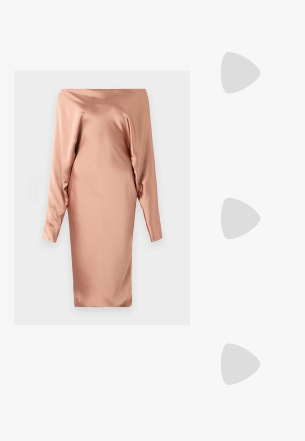 Bež svilen obleka z zasnovo brez naramnic, dolgimi rokavi in ravnim krojem, ki se ponaša z gladko teksturo in minimalnimi detajli.; Črne lakaste slingback pete s koničastim nosom, ki imajo teksturiran vzorec kačje kože, nastavljiv trak in kratek teksturiran blok peto.; Črna usnjena torbica čez ramo z dvema sprednjima žepoma, zlatimi zaponkami, zadrgo in ozkim pasom. Tekstura površine je strukturirana, obliko pa ima kompaktno pravokotno.; Zlato-tonirani kovinski uhani v obliki obroča s krivuljo in podolgovato obliko. Imajo gladko, sijočo površino in zaobljen vrh za dodaten detajl.