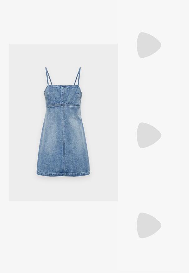 Denim haljina svijetloplave boje, bez rukava s tankim trakama, usko krojena u kroji, sa lepršavom suknjom, koja ima vertikalne šavove i ravni rub.; Bijela majica s kratkim rukavima izrađena od rebraste tkanine. Okrugli izrez, klasičan kroj i suptilni detalji šivanja. Bez uzoraka ili grafika.; Crne kožne baletanke s zaobljenim vrhom, glatke teksture, minimalnim detaljima šavova i fleksibilnim dizajnom potplata.; Smeđa kožna torba s preklopom, zlatnim detaljima, remenom za nošenje preko ramena i glatkom teksturom. Kompaktni pravokutni oblik.