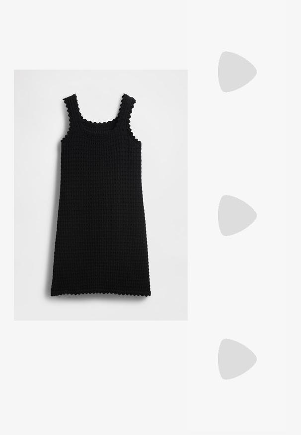 Črna pletena obleka brez rokavov z valovitimi robovi, pravokotne oblike, teksturiranim vzorcem in naramnicami, prikazana na enobarvnem ozadju.; Črne patentne usnjene sandale s koničastim nosom, zankami okoli gležnja s srebrnimi sponkami in opremo ter vitkimi petami.; Zlata metalna torbica z urejenim dizajnom, gladko teksturo in nastavljivim trakom. Ima edinstveno trikotno obliko in minimalistično šivanje.; Zlato obarvani uhani z teksturiranimi, valovitimi oblikami. Vključujejo skulpturalne sponke za ušesa in odprto obliko obročka s kladivastim finišem.