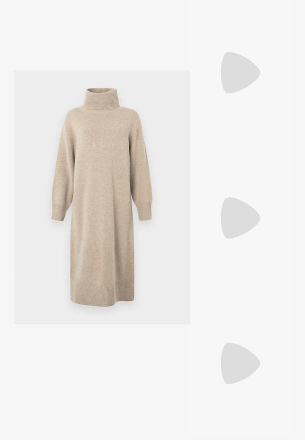 Bež haljina s rolkom izrađena od mekog pletenog materijala, s rukavima tri četvrtine i rebrastim rubom. Jednostavan, ravni kroj.; Crne kožne sandale sa kvadratnim vrhom, tankim trakama, podesivom trakicom oko gležnja i niskom petom. Imaju mali zlatni detalj na traci.; Crna torba od krokodilne kože s uzorkom, strukturiranog dizajna, gornjom ručkom, podesivom trakom i istaknutim logotipom sprijeda.; Zlatni metalni držač za kosu s glatkim, zaobljenim dizajnom. Površina je refleksivna i ima spojeni, zakrivljeni oblik bez dodatnih ukrasa.