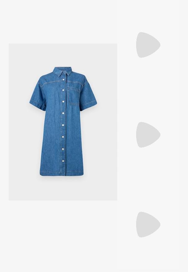 Jeansowa sukienka koszulowa w średnim niebieskim odcieniu, krótki rękaw, zapięcie na guziki z przodu, jedna kieszeń na piersi oraz luźna sylwetka w kształcie litery A.; Czarne lakierowane botki za kostkę z wysmukłym noskiem i średniej wysokości obcasem w kształcie słupka. Gładka tekstura i minimalistyczny design.; Czarna torebka o usztywnionym kształcie, gładkiej fakturze i metalowym zapięciem. Połączona z szerokimi czarnymi spodniami i sandałami na otwartym palcu na drewnianej podłodze.; Srebrne kolczyki w formie kółek z gładkim, polerowanym wykończeniem. Okrągły kształt, lekkie wykonanie, z bezpiecznym mechanizmem zapięcia.