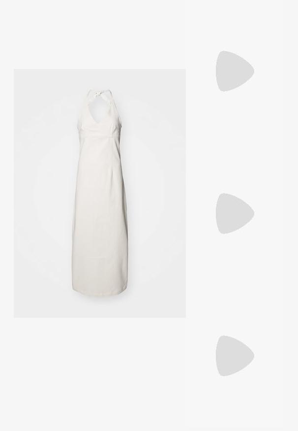 Fête Impériale ELISABETH DRESS - Rochie maxi - écru; Elleme ASYMMETRIC STRAP - Papuci înalți - white; Geantă de mână din piele maronie, cu un design moale și structurat, având un sistem de închidere cu fermoar superior și o curea ajustabilă cu accente de hardware argintiu.; Cercei din metal de culoare argintie, cu un design ondulat și abstract, împodobit cu cristale mici și strălucitoare. Închidere cu tijă sigură.