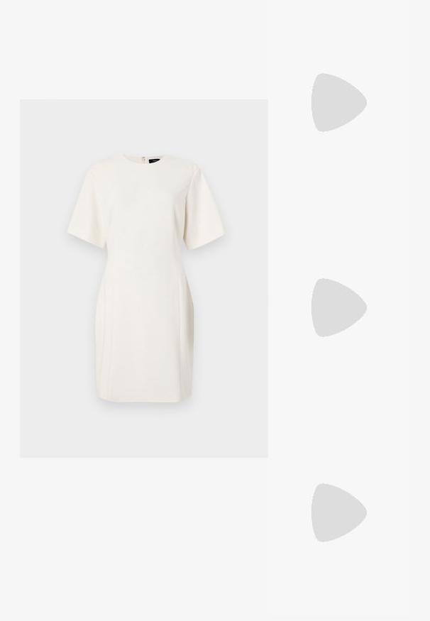 Vestido branco de manga curta com decote redondo, ajuste reto, bolsos laterais e fecho de correr nas costas. Tecido suave e leve.; Sapato slingback em couro preto com biqueira fina, tiras decorativas com ilhós de metal e um pequeno salto quadrado. Superfície texturizada.; Bolsa bege trançada com uma alça curva, superfície texturizada e detalhe de franjas castanhas. Apresenta um formato descontraído e estilo hobo.; Os brincos em tom dourado apresentam formas texturizadas irregulares, adornadas com pedras preciosas verdes e pérolas brancas, fixados com fechos de clip.