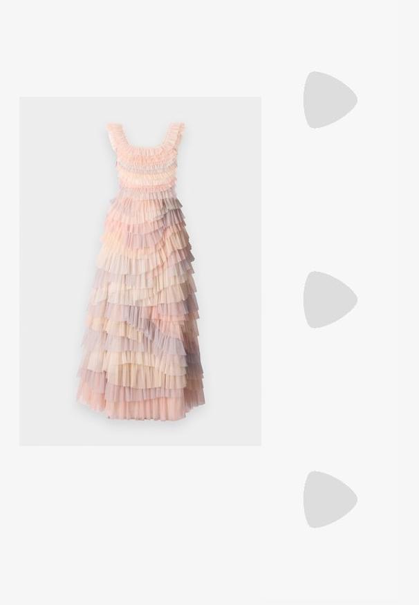 Gelaagde maxi-jurk met zachte tinten roze, crème en lila tule ruffles, textiel met structuur en een ronde halslijn.; Witte leren sneakers, laag model, met een gladde textuur, ronde neus, vetersluiting aan de voorkant en een klein geborduurd logo aan de zijkant.; Zwarte leren halfronde tas met een gouden hardware accent, voorzien van een ritssluiting. Draagt crossbody over een grijze trui.; Gouden knoopstuds met een gedraaide design. Elke oorring heeft een ronde transparante achterkant voor een veilige draagervaring.
