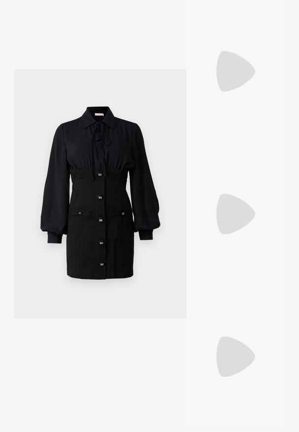 Abito nero con colletto, maniche a sbuffo e vita cintrata. Chiusura frontale con bottoni dorati, due tasche anteriori e una texture di tessuto liscia.; Sandali neri con tacco alto presentano sottili cinturini con design annodato, una punta quadrata liscia e un elegante tacco a spillo.; Borsa a mano metallica grigia chiara con tracolla a catena, impreziosita da piccoli chiodi metallici circolari e da un logo triangolare del marchio.; Orecchini a cerchio in argento con una finitura liscia e lucente. Forma arrotondata, design leggero, con chiusura a perno.