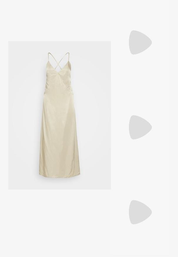 Satinio, smėlinio atspalvio šleifas su plonomis kryžminėmis petnešomis, V formos iškirpte, šoninėmis plyšimis ir laisva silueto linija, besileidžiančia iki kulkšnies.; Rudos lakuoti odiniai slingback batai su smailiu pirštu ir vidutinio aukščio kulnu. Yra sagties dirželis, užtikrinantis tvirtą prigludimą. Lygus paviršius.; Balta sintetinė rankinė trikampio formos, plokščiu priekiu su užsegimu, kaspino detale, reguliuojama dirželiu, lygia tekstūra ir minimalistišku dizainu.; Aukso tono metalinės auskarai su stilingu, kreiviu dizainu. Išsiskiria ryškiu smailiu pavidalu, poliruota paviršiumi ir užsegimu su vyriu.