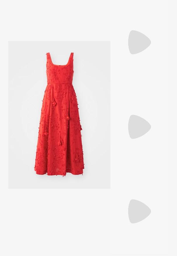 Rotes ärmelloses Kleid mit quadratischem Ausschnitt, verziert mit floralen Stickereien, Quastenakzenten und in einer fließenden Maxilänge.; Schwarzes Netz-Mule mit spitzem Zehenbereich, dünnen Riemen und 7,5 cm hochhackigem Stiletto-Absatz. Verfügt über eine durchsichtige Textur und eine einfarbige Sohle.; Schwarze geflochtene Tasche in einzigartiger Halbmondform, mit einem runden Griff und dezentem Logo-Detail an der Vorderseite. Texturierte Oberfläche über die gesamte Tasche.; Silberfarbene Metallcreolen mit einer glatten, reflektierenden Oberfläche, ovaler Form und dezentem Durchmesser, in einer Nahaufnahme präsentiert.