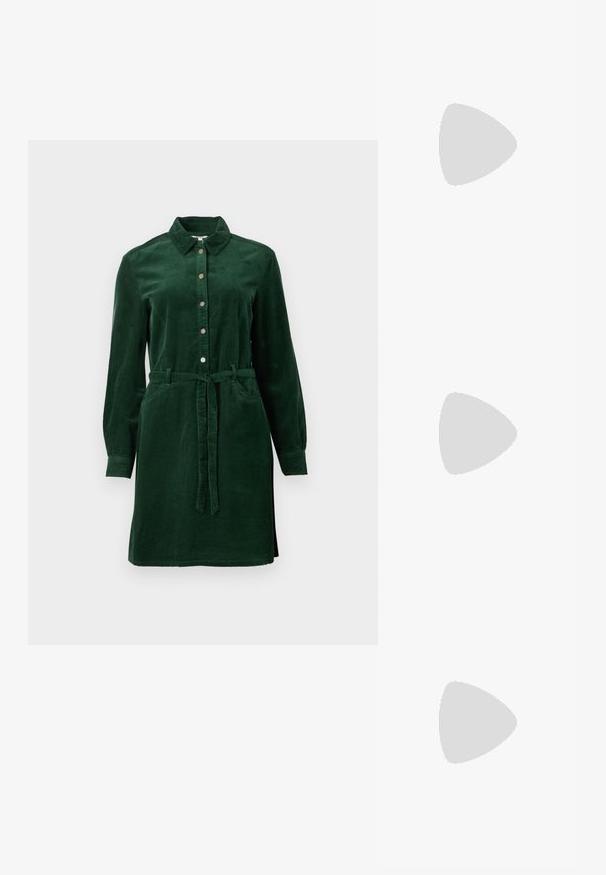 Robe chemise en velours côtelé vert foncé avec des manches longues, un avant boutonné, un col, deux poches et une ceinture en tissu nouée à la taille.; T-shirt en coton blanc avec un grand graphisme de homard rouge vif sur le devant. Manches courtes et design à col rond standard.; Baskets montantes en toile blanche avec semelle en caoutchouc noir, capuchon en caoutchouc à l'avant, et six œillets pour les lacets, présentant un design épuré et minimaliste.; Sac à main en cuir rouge avec un design angulaire et géométrique. Il dispose d'une seule sangle ajustable et d'une fermeture à rabat avec un detailing cousu.