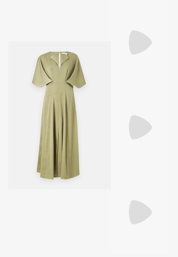 Alyvuogės žalios spalvos suknelė su klostuota sijonu, trumpomis plačiomis rankovėmis ir rakto skylutės iškirpte. Pagaminta iš tekstūruoto audinio, grindų ilgio dizainas.; Juodas lakuotas odinis batelis su smailiu pirštu, kulkšnies dirželiais su sidabrinėmis sagtimis ir detalėmis, bei plonu kulnu.; Aukso metalinės rankinės su struktūrizuotu dizainu, lygaus paviršiaus ir reguliuojama dirželiu. Pasižymi unikaliu trikampiu pavidalu ir minimalizmu siuvinėjime.; Auksinės auskarai, turintys tekstūruotus, bangų formos elementus. Įeina skulptūriniai segami auskarai ir atviri lankai su išmuštu paviršiumi.