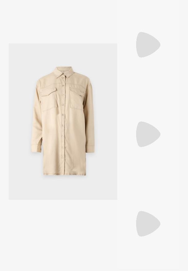 Camicia beige a maniche lunghe, con chiusura a bottoni, colletto, due tasche sul petto e taglio dritto. Tessuto morbido con cuciture minime.; Sandali con tacco beige con sottili cinturini incrociati, punta aperta e tacco quadrato a blocco. Finitura in vernice liscia, cinturino alla caviglia regolabile.; Occhiali tortoiseshell marroni con lenti ovali, aste sottili e dettagli trasparenti. Presentano un logo sottile sulla tempia. Design elegante e leggero.; Borsa a spalla bianca con una finitura testurizzata, un accentuato fermaglio centrale e una forma curva. Chiusure a cerniera su entrambi i lati.