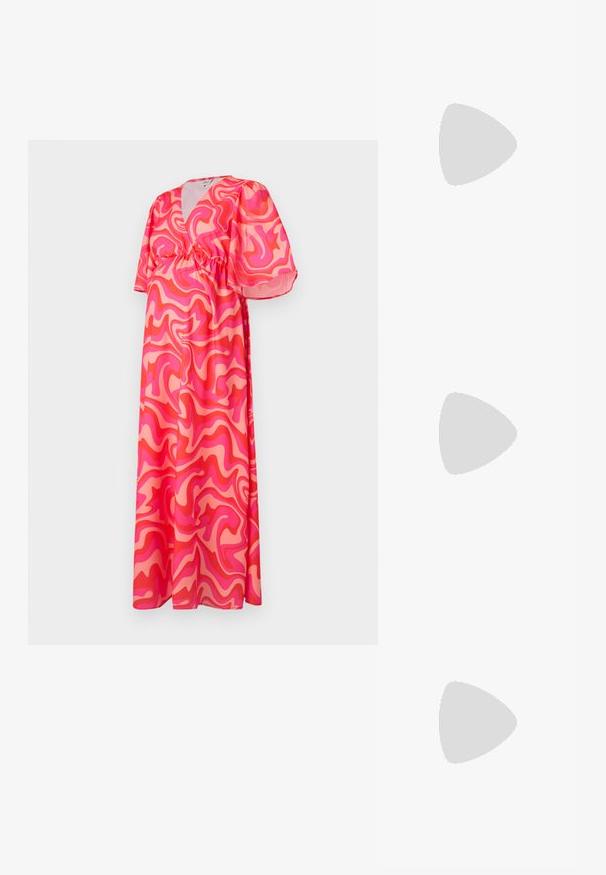 Maxi šaty s hlbokým V-výstrihom, krátkymi puff rukávmi a elastickým pásom, s ružovým a koralovým abstraktným vírovým vzorom na ľahkej tkanine.; Svetloružové slingback baleríny s jemne špicatou špičkou, vyrobené z hladkého materiálu pripomínajúceho kožu. Majú výrezové detaily na stranách a plochý opätok.; Biela štruktúrovaná kabelka s krátkymi rúčkami a ramenným popruhom, s zlatými kovovými prvkami a textúrovaným materiálom, vystavená na šedom pozadí.; Sada piatich zlatých náušníc s rôznymi dizajnami: skrútené, ryhované a hladké povrchy v tvaroch kruhu a pologule.