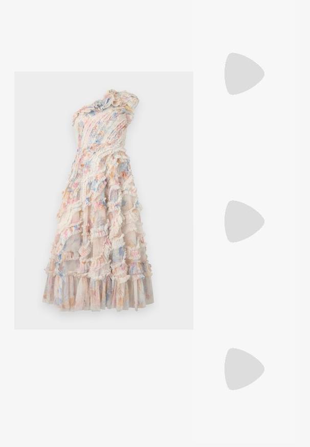 Asymmetrische jurk met gelaagde ruches in pastelkleuren, gemaakt van lichtgewicht stof met een vloeiende silhouet en een gelaagde zoom.; Witte leren sneakers, laag model, met een gladde textuur, ronde neus, vetersluiting aan de voorkant en een klein geborduurd logo aan de zijkant.; Zwarte leren halfronde tas met een gouden hardware accent, voorzien van een ritssluiting. Draagt crossbody over een grijze trui.; Gouden knoopstuds met een gedraaide design. Elke oorring heeft een ronde transparante achterkant voor een veilige draagervaring.