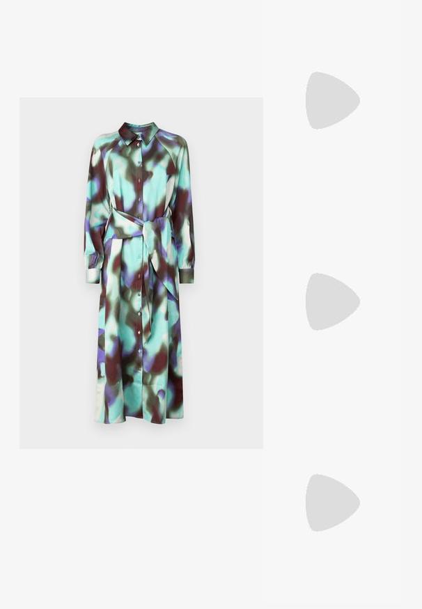 Rochie cămașă cu mâneci lungi, guler, cu un model abstract multicolor în nuanțe de teal și burgund, prezentând nasturi și o centură asortată.; Pantofi cu toc platformă negri, cu vârful ascuțit și curea reglabilă la gleznă. Confecționați din piele netedă, având un toc gros.; Geantă din piele neagră, cu o formă curbată, curea detașabilă și accesorii aurii. Geanta are un capac cu un detaliu tip cataramă.; Cercei din argint cu un design elegant și rotund, având o suprafață netedă și fără embellismente vizibile. Diametrul nu este specificat.