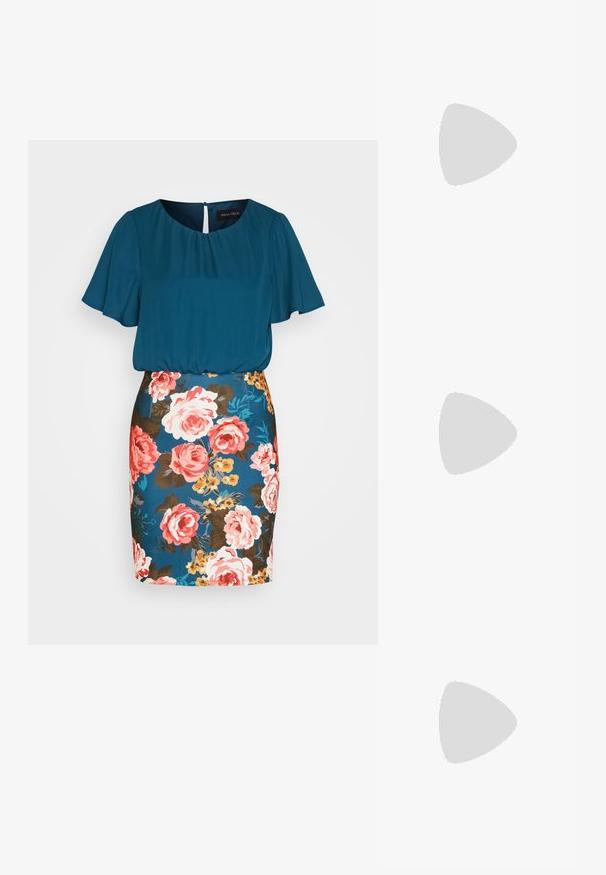 Türkise Bluse mit kurzen, schwingenden Ärmeln, kombiniert mit einem taillierten Blumenrock, der große pinke Rosen auf einem dunkelblauen Hintergrund zeigt.; Schwarze Lackleder-Slingback-Absätze mit spitzer Zehenform, einem runden Ausschnitt-Design und einem Blockabsatz. Mit einem goldfarbenen Schnallenakzent.; Schwarze übergroße Sonnenbrille mit getönten Gläsern, dicken Rahmen und goldfarbener Kettendetaillierung an den Bügeln.; Schwarze Handtasche mit strukturierter Form, glatter Textur und einem metallischen Verschluss. Kombiniert mit weiten schwarzen Hosen und offenen Sandalen auf einem Holzboden.